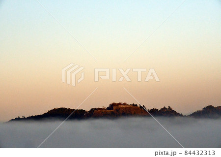 雲海の中の天空の城、津和野城跡 雲海の中の天空の城、津和野城跡 84432313
