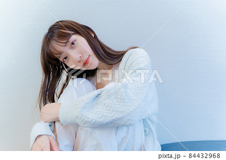座りながらこちらを見つめるモデル女性 座りながらこちらを見つめるモデル女性 84432968