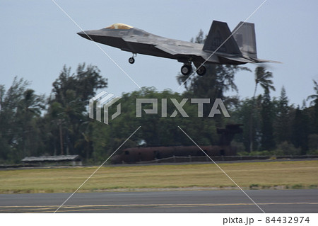ハワイのヒッカム統合基地に着陸する米空軍の戦闘機F-22ラプター 84432974