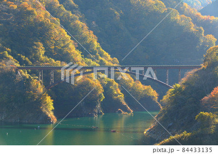 埼玉県秩父市浦山 浦山ダムの秩父さくら湖の紅葉と大久保橋 埼玉県秩父市浦山 浦山ダムの秩父さくら湖の紅葉と大久保橋 84433135