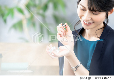 香水をつける女性 香水をつける女性 84433627