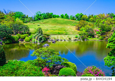 新緑の万博公園の日本庭園 84434194