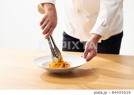 シェフ パスタ ミドル男性 調理 シェフ パスタ ミドル男性 調理 84435019