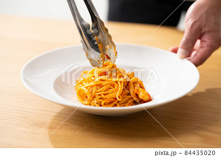 シェフ パスタ ミドル男性 調理 シェフ パスタ ミドル男性 調理 84435020