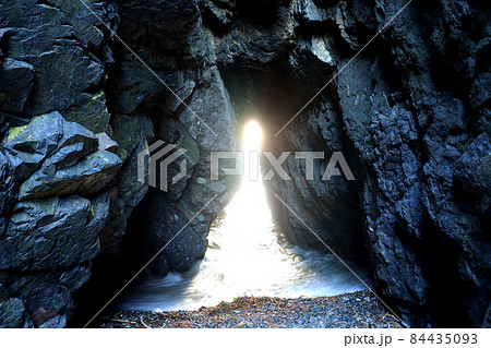 海から波が打ち寄せてくる神秘的な洞窟。宮城県気仙沼市の気仙沼大島の龍舞崎にある「乙姫窟」。 84435093