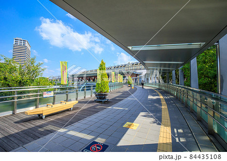 岐阜市　岐阜駅の駅舎とペデストリアンデッキと長良川鵜飼モチーフのベンチと植栽 84435108