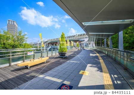 岐阜市　岐阜駅の駅舎とペデストリアンデッキと長良川鵜飼モチーフのベンチと植栽 84435111