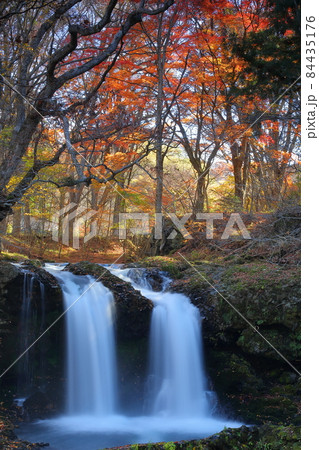 山梨県富士吉田市上吉田 桂川に架かる二条の滝、鐘山の滝と紅葉 山梨県富士吉田市上吉田 桂川に架かる二条の滝、鐘山の滝と紅葉 84435176