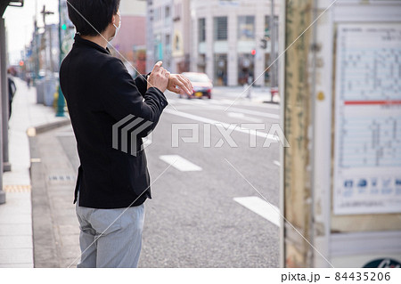バス停で待つ男性　Man 84435206