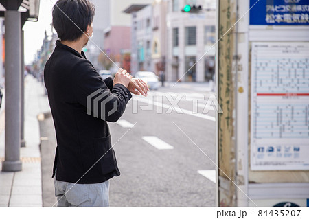 バス停で待つ男性　Man 84435207
