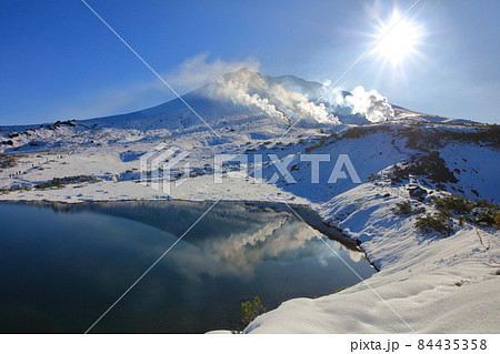 雪化粧の大雪山旭岳と太陽 84435358