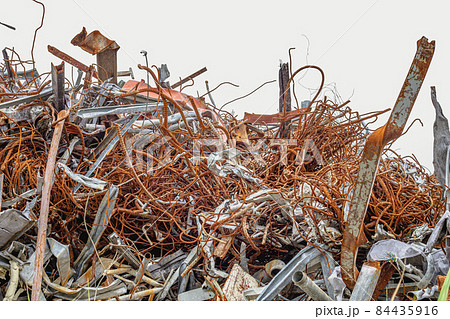 山積みになった鉄くず 84435916