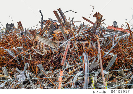 山積みになった鉄くず 84435917
