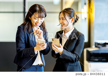 女性　スーツ　スマホ 84436011