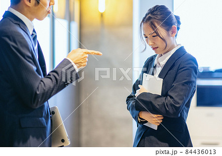 パワハラ　上司　部下　怒る 84436013