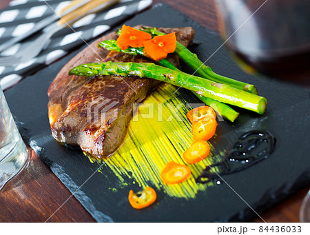 Tasty juicy roasted beef steak Tasty juicy roasted beef steak 84436033