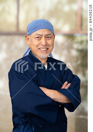 シニア男性　作務衣　職人 84436216