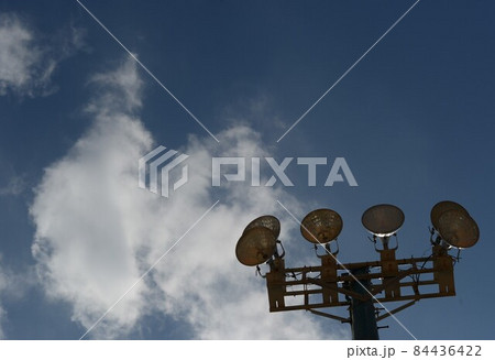 公園の水銀ランプのアップと青空 公園の水銀ランプのアップと青空 84436422