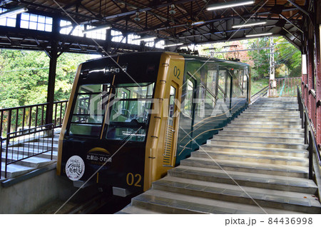 秋晴れの午後に京都市のケーブル八瀬駅に新デザインのケーブルカーを訪ねる 秋晴れの午後に京都市のケーブル八瀬駅に新デザインのケーブルカーを訪ねる 84436998