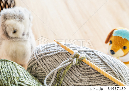 毛糸と編み棒 84437189