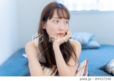 不安げな表情で頬杖をつく女性 不安げな表情で頬杖をつく女性 84437240