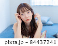 真顔で見てくるうつ伏せの女性 84437241