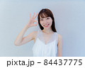 OKポーズをする女性 84437775
