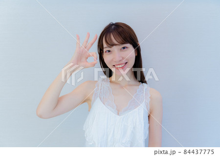 OKポーズをする女性 OKポーズをする女性 84437775