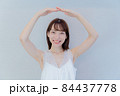 大きく丸のポーズをする女性 84437778