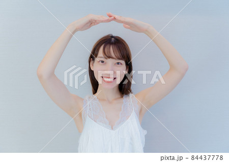 大きく丸のポーズをする女性 大きく丸のポーズをする女性 84437778