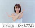 手でバツのポーズをする女性 84437781