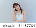 カメラ目線で考えるポーズをする女性 84437784