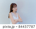 腕組みして怒る女性 84437787
