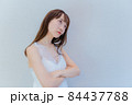 腕組みして困った表情をする女性 84437788