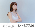 頬を膨らませてふてくされる女性 84437789