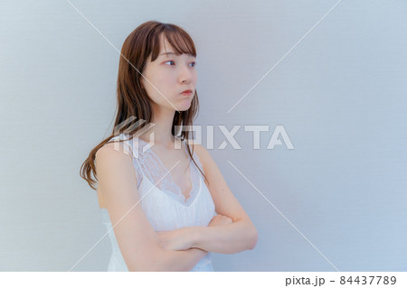 頬を膨らませてふてくされる女性 84437789