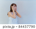 耳をふさぐポーズをする女性 84437790