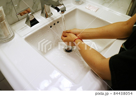 手 両手 手の上 84438054