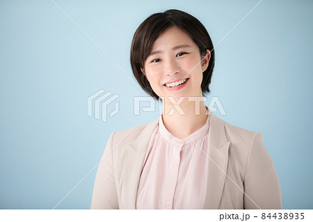 若い女性　ポートレート 84438935