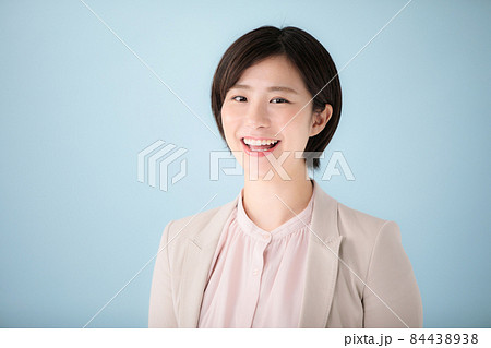 若い女性　ポートレート 84438938