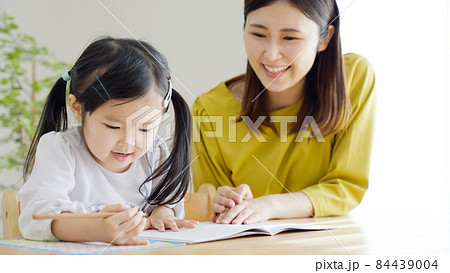勉強する4歳の子供(育児・子育て). 勉強する4歳の子供(育児・子育て). 84439004