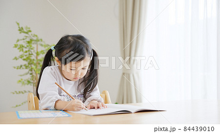 勉強する4歳の子供(育児・子育て). 勉強する4歳の子供(育児・子育て). 84439010