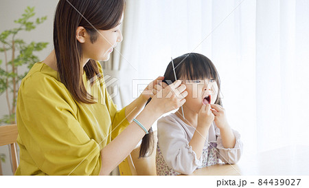 子供のヘアセットをするママ（育児・子育て・家族・ファミリー） 84439027