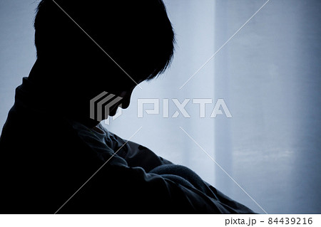 うなだれて座る子供の横顔のシルエット うなだれて座る子供の横顔のシルエット 84439216