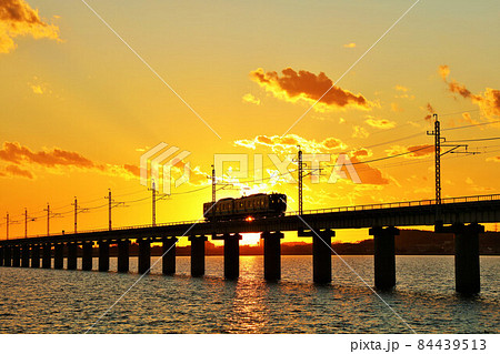茨城県 夕暮れの北浦橋梁と電車 茨城県 夕暮れの北浦橋梁と電車 84439513