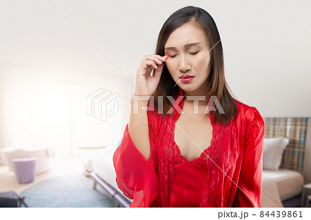 A woman itching on her eyelids 84439861