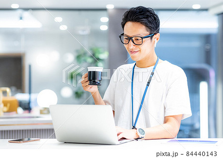 シェアオフィスでオンラインで仕事をする男性 撮影協力:WEEK芝大門(サンフロンティア不動産) シェアオフィスでオンラインで仕事をする男性 撮影協力:WEEK芝大門(サンフロンティア不動産) 84440143