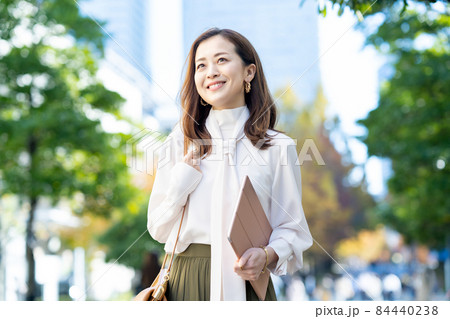 オフィスカジュアルスタイルで通勤する女性 84440238