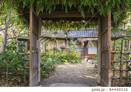 天王寺公園内　慶沢園にある茶室「長生庵」 84440316