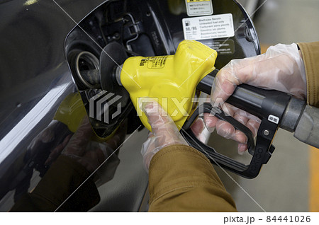車にガソリンを給油する人 車にガソリンを給油する人 84441026